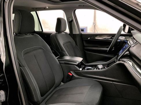 Used 2023 Jeep Grand Cherokee Laredo image 7