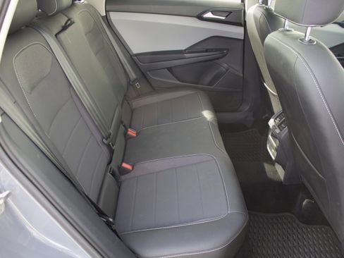 Used 2023 Volkswagen Taos SE w/ Panoramic Sunroof Package image 32