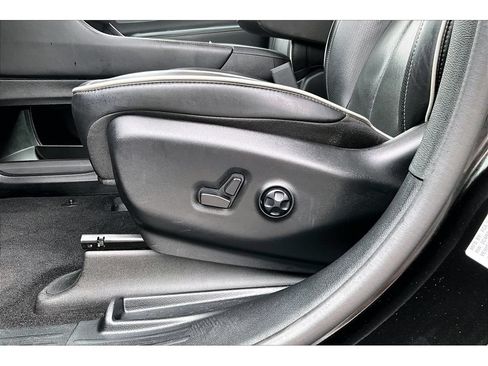 Used 2025 Chrysler Pacifica Limited FWD image 27