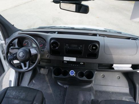 Used 2019 Freightliner Sprinter 170 RWD image 18