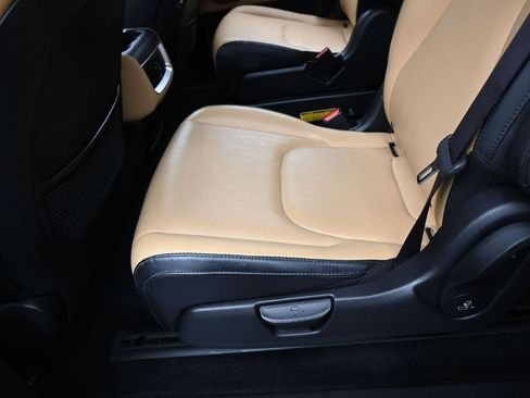 Used 2023 Kia Carnival LX w/ Paint Protection Package FWD image 34