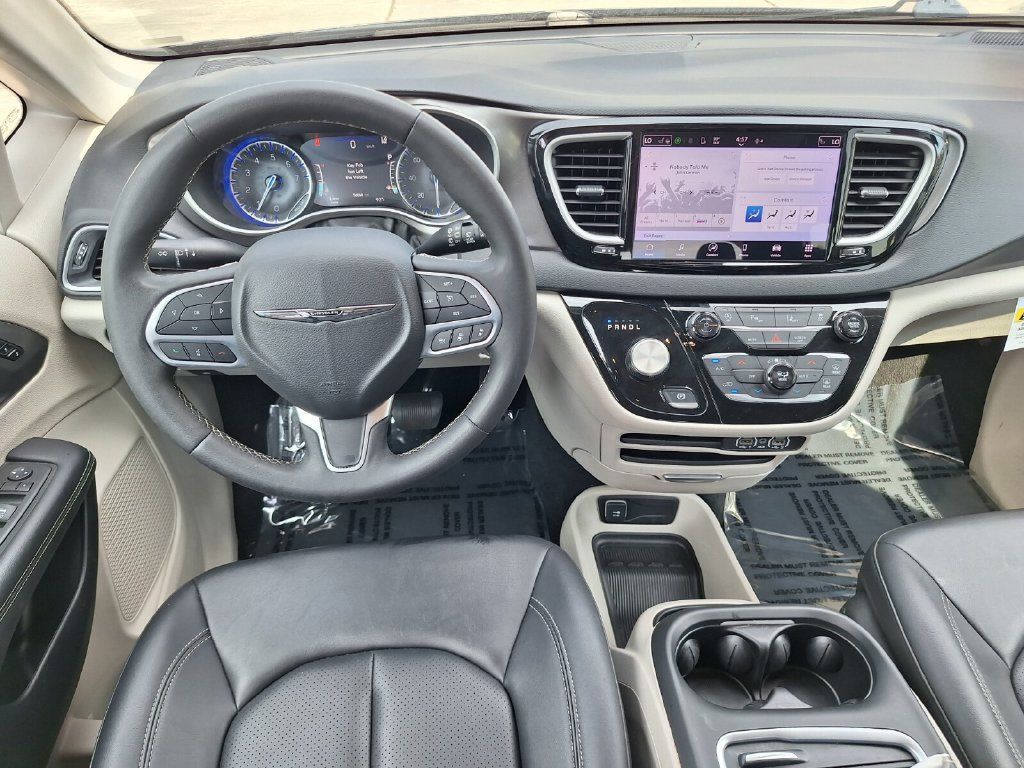 Used 2024 Chrysler Pacifica Touring-L FWD image 11