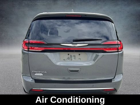 Used 2022 Chrysler Pacifica Touring-L image 7