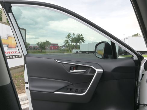 Used 2025 Toyota RAV4 XLE w/ Convenience Package FWD image 24