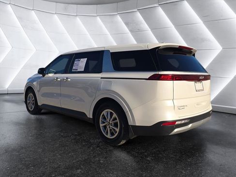 Used 2024 Kia Carnival LX image 3