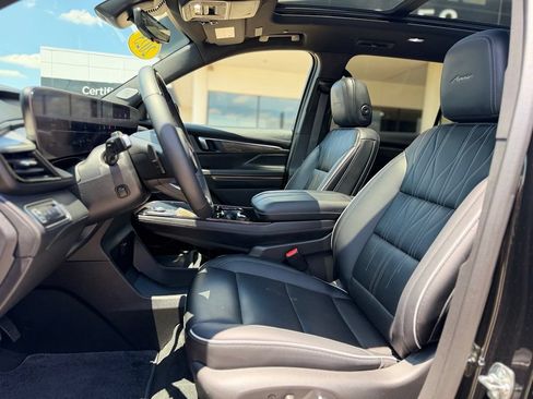 Used 2025 Buick Enclave Avenir FWD image 9