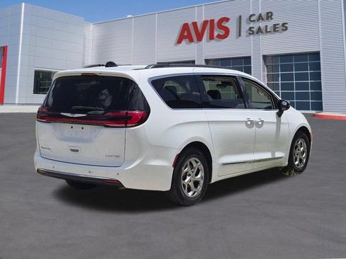 Used 2023 Chrysler Pacifica Limited FWD image 6