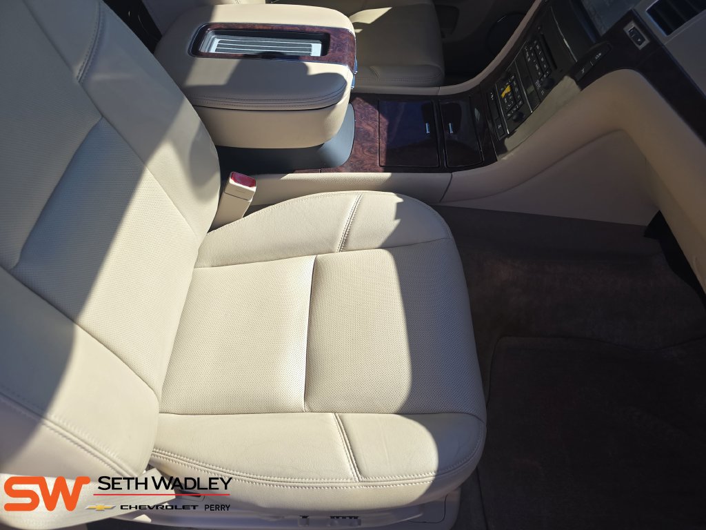 Used 2013 Cadillac Escalade Luxury AWD/4WD image 10