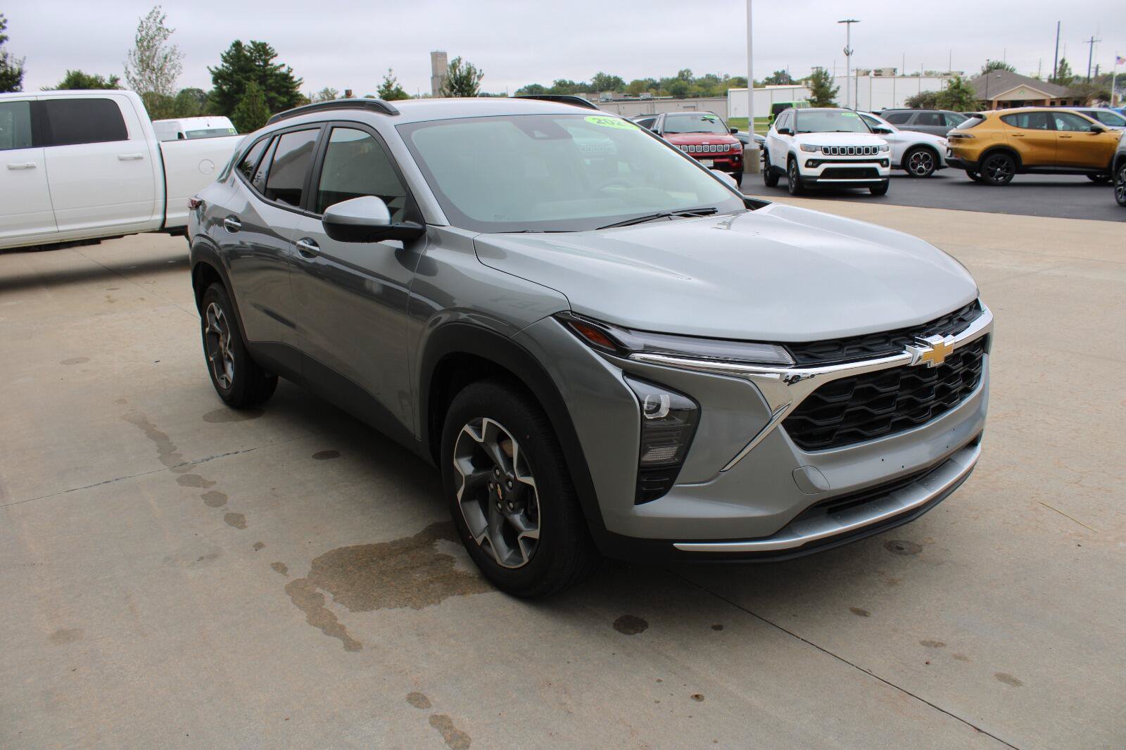 Used 2025 Chevrolet Trax LT FWD image 5