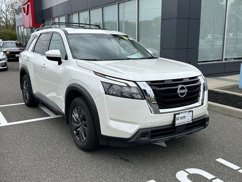Certified 2024 Nissan Pathfinder SV w/ SV Premium Package AWD/4WD image 3