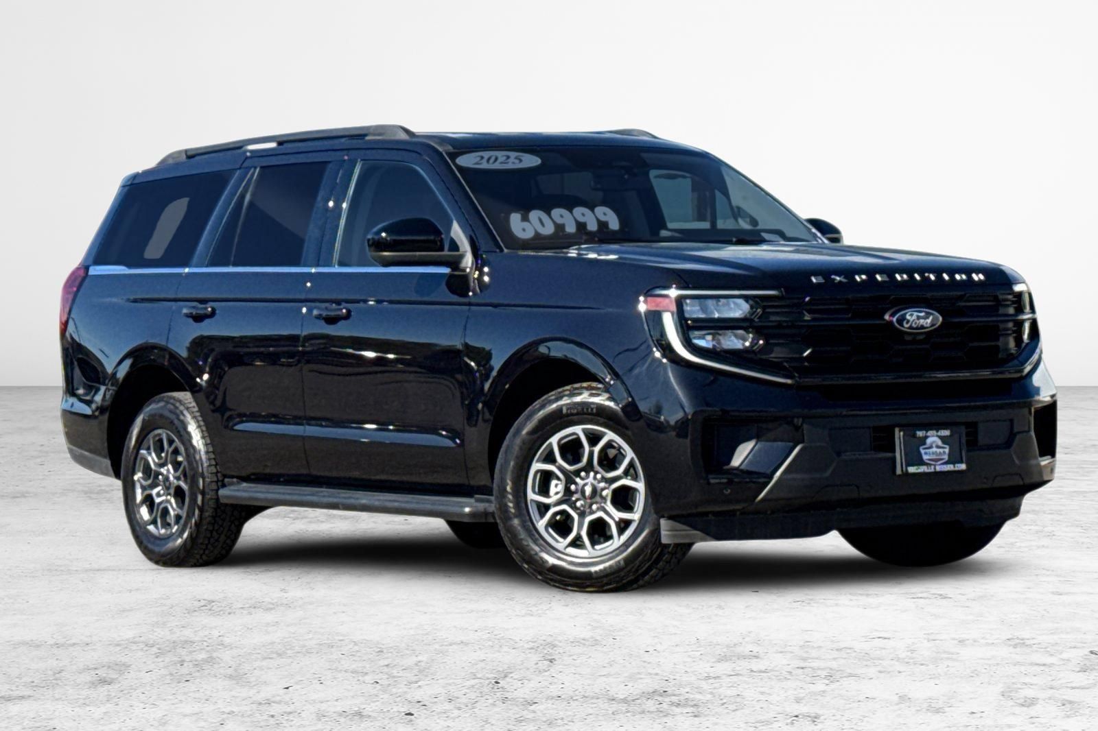 Used 2025 Ford Expedition Active AWD/4WD image 2