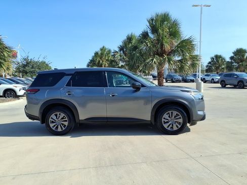 Used 2023 Nissan Pathfinder S FWD image 6
