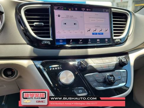 Used 2024 Chrysler Pacifica Touring-L FWD image 25