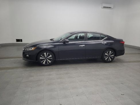 Used 2022 Nissan Altima 2.5 SV w/ SV Premium Package image 2