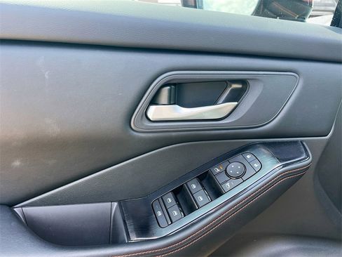 Used 2025 Nissan Rogue SV image 9