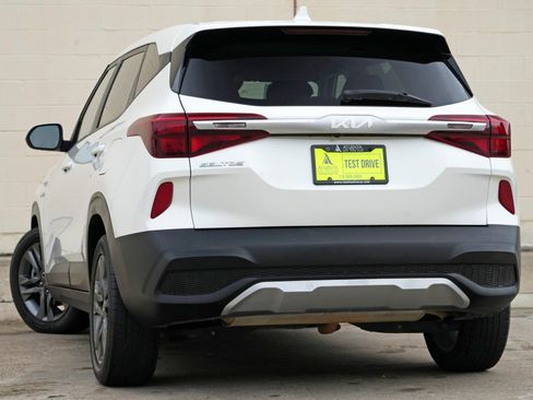 Used 2023 Kia Seltos LX AWD/4WD image 5