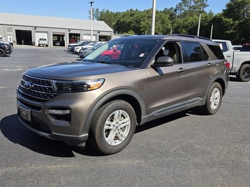 Used 2021 Ford Explorer XLT w/ Equipment Group 202A RWD image 3