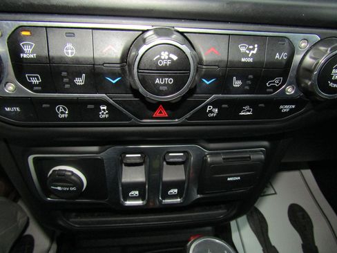 Used 2023 Jeep Wrangler Willys AWD/4WD image 25