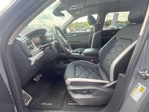 Used 2025 Volkswagen Atlas Peak Edition SE AWD/4WD image 13