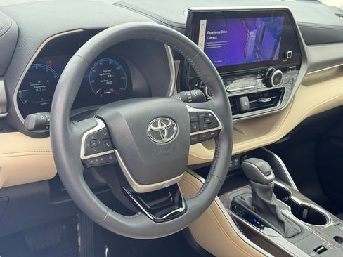 Used 2024 Toyota Highlander Limited image 24