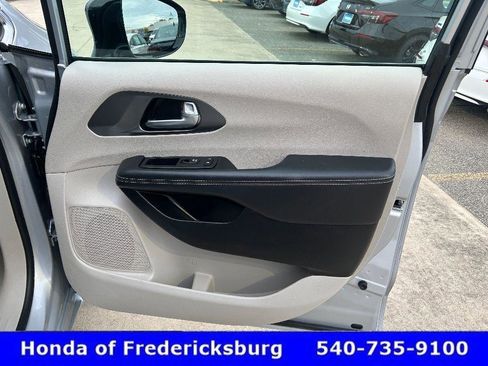 Used 2024 Chrysler Pacifica Touring-L image 18