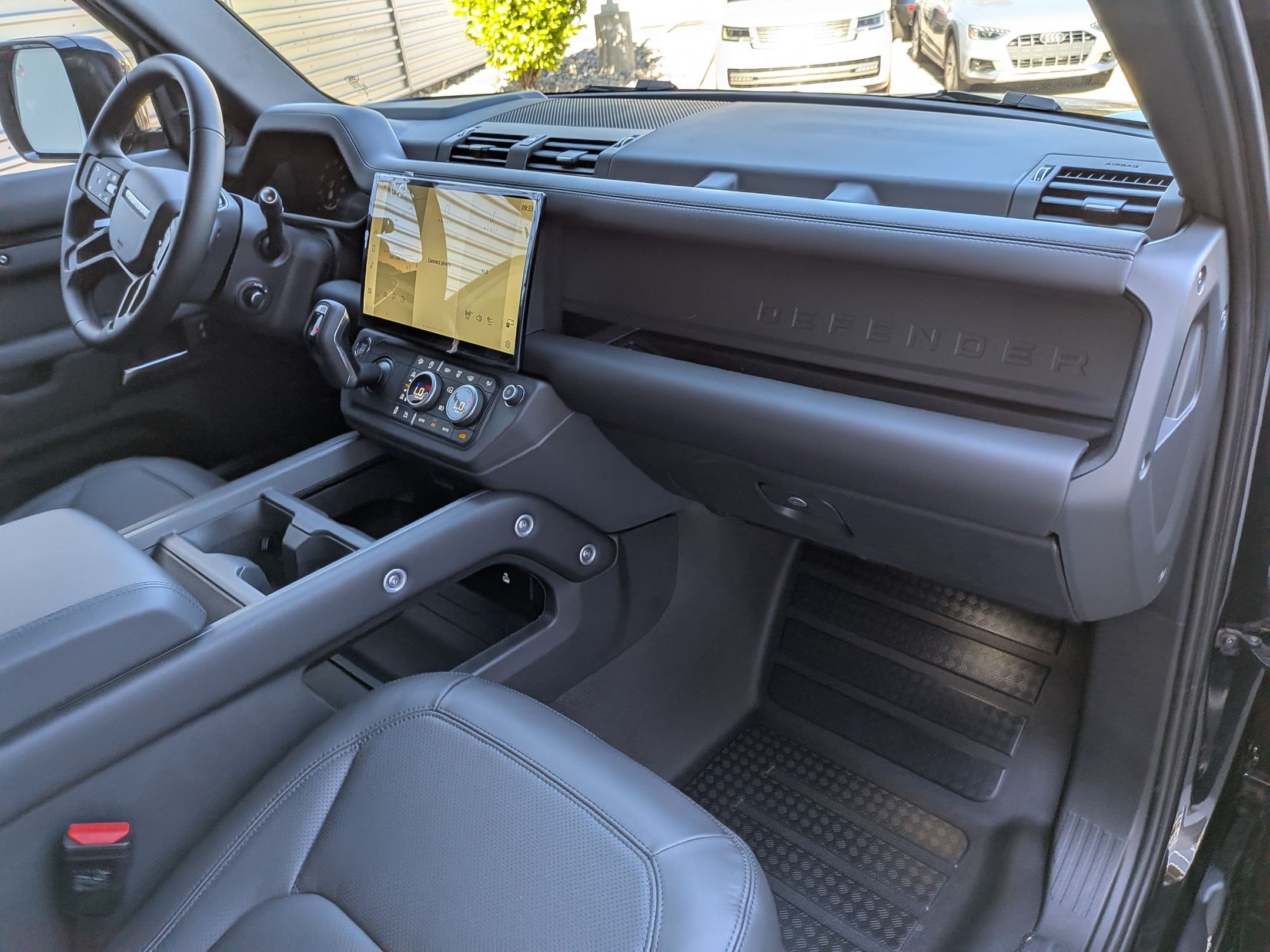 New 2026 Land Rover Defender 130 X-Dynamic SE AWD/4WD image 32