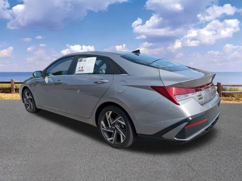 Used 2025 Hyundai Elantra SEL FWD image 6