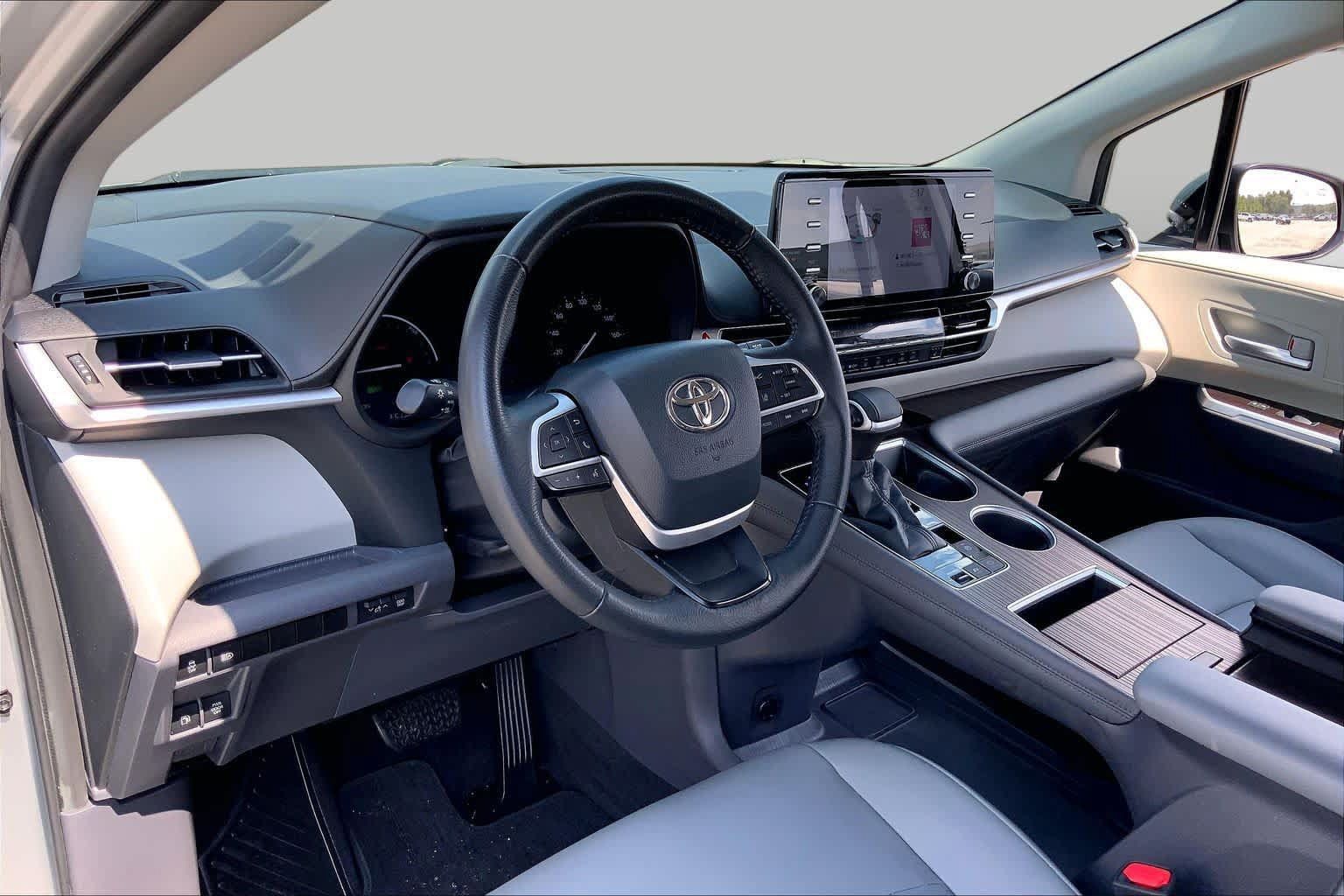Used 2022 Toyota Sienna XLE FWD image 17