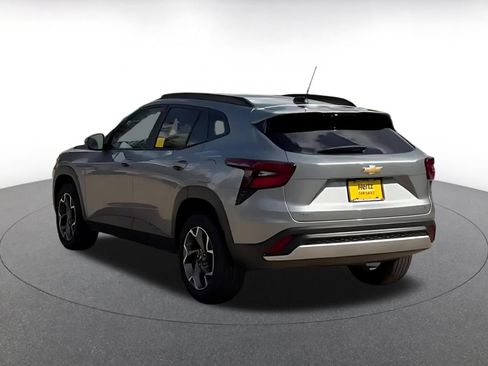 Used 2025 Chevrolet Trax LT w/ LT Convenience Package FWD image 11