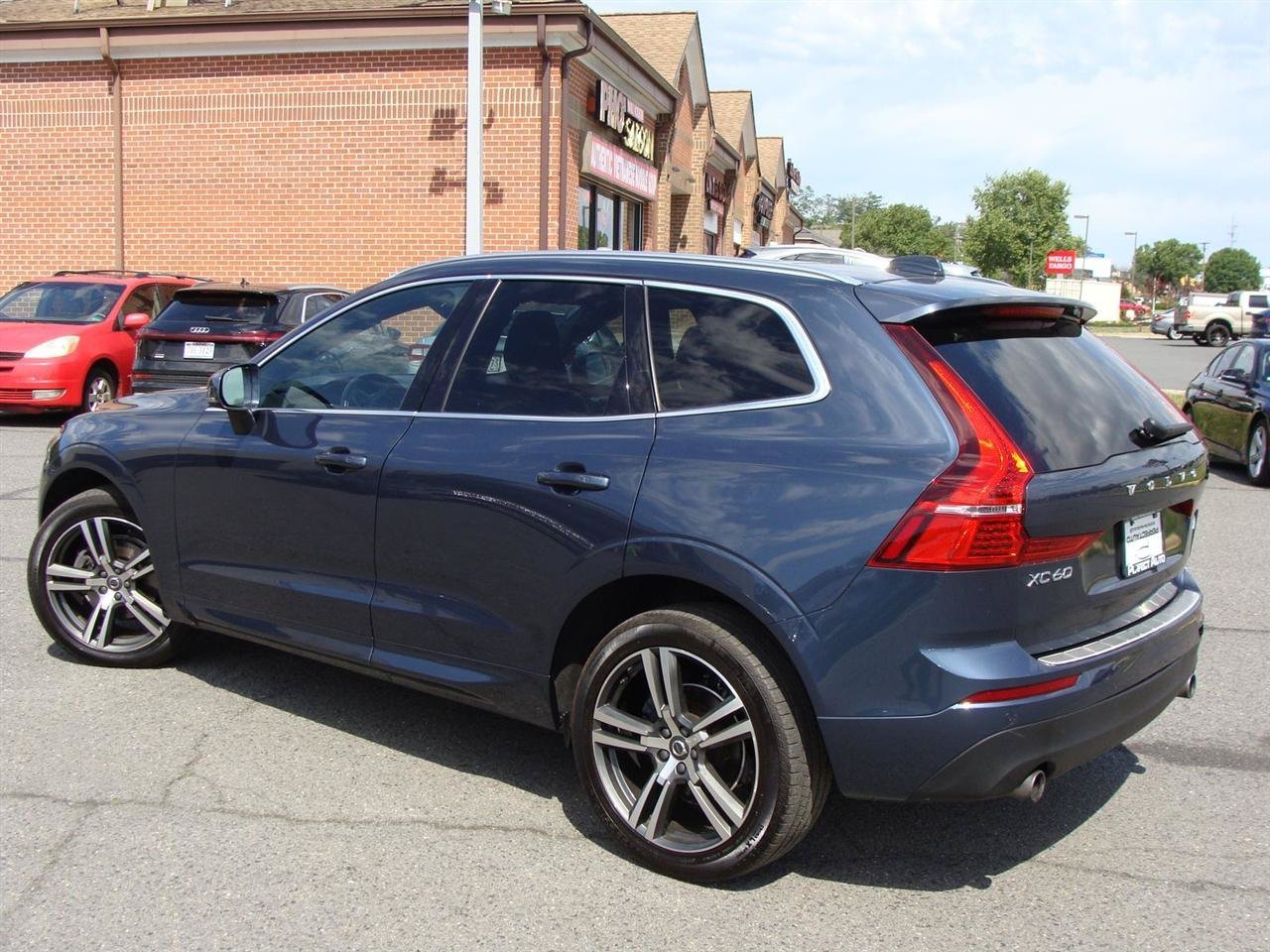 Used 2021 Volvo XC60 T5 Momentum w/ Premium Package AWD/4WD image 4