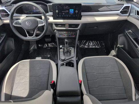 Used 2025 Volkswagen Taos SE AWD/4WD image 25
