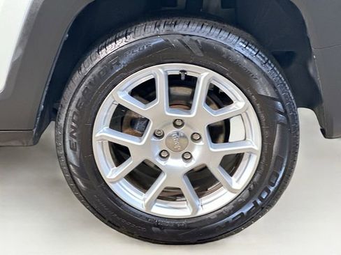 Used 2021 Jeep Renegade Latitude w/ Luxury Group I image 4