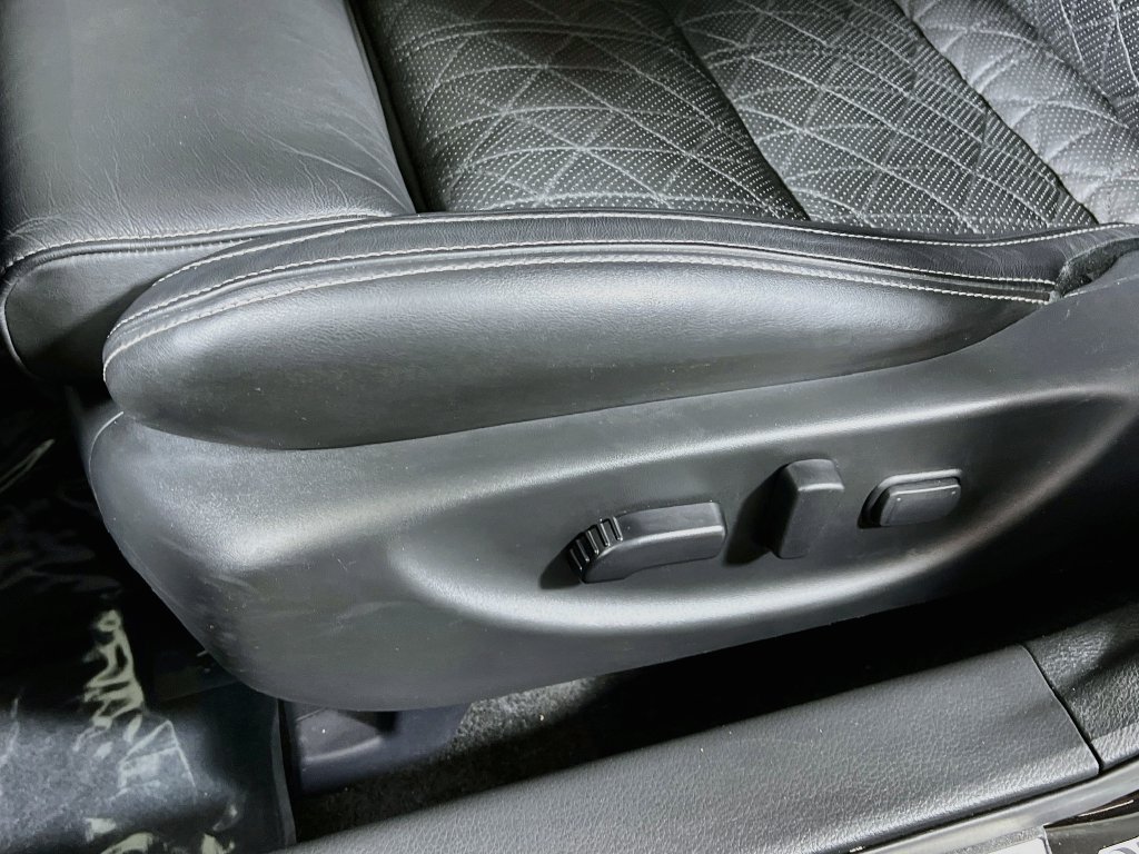 Used 2016 Nissan Maxima Platinum w/ Interior Lighting Package FWD image 18