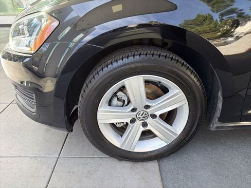 Used 2017 Volkswagen Golf SE image 9