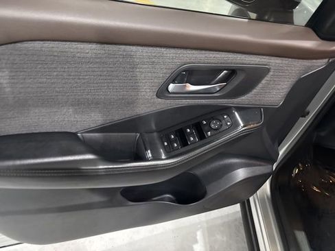 Used 2021 Nissan Rogue SV image 11