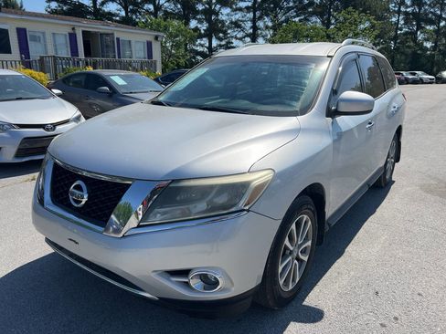 Used 2015 Nissan Pathfinder SV image 1