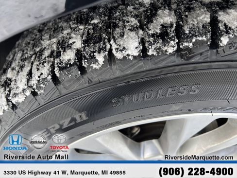 Used 2017 Ford Fusion SE w/ Fusion SE Technology Package image 12