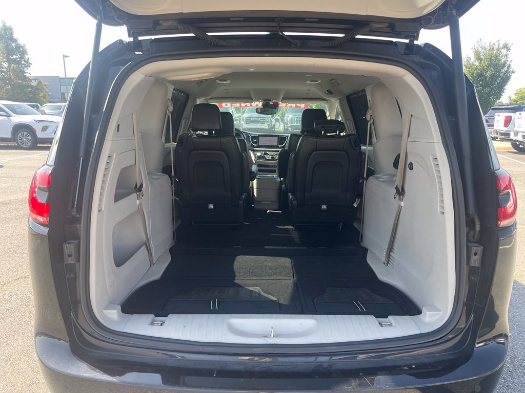 Used 2024 Chrysler Pacifica Touring-L FWD image 10