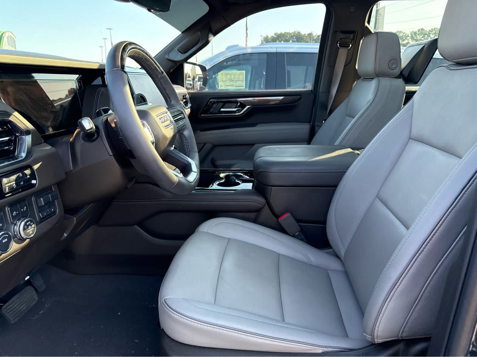 Used 2025 GMC Yukon Elevation w/ Elevation Premium Package AWD/4WD image 2