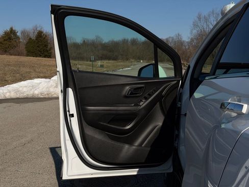 Used 2019 Chevrolet Trax LT w/ LT Convenience Package image 17