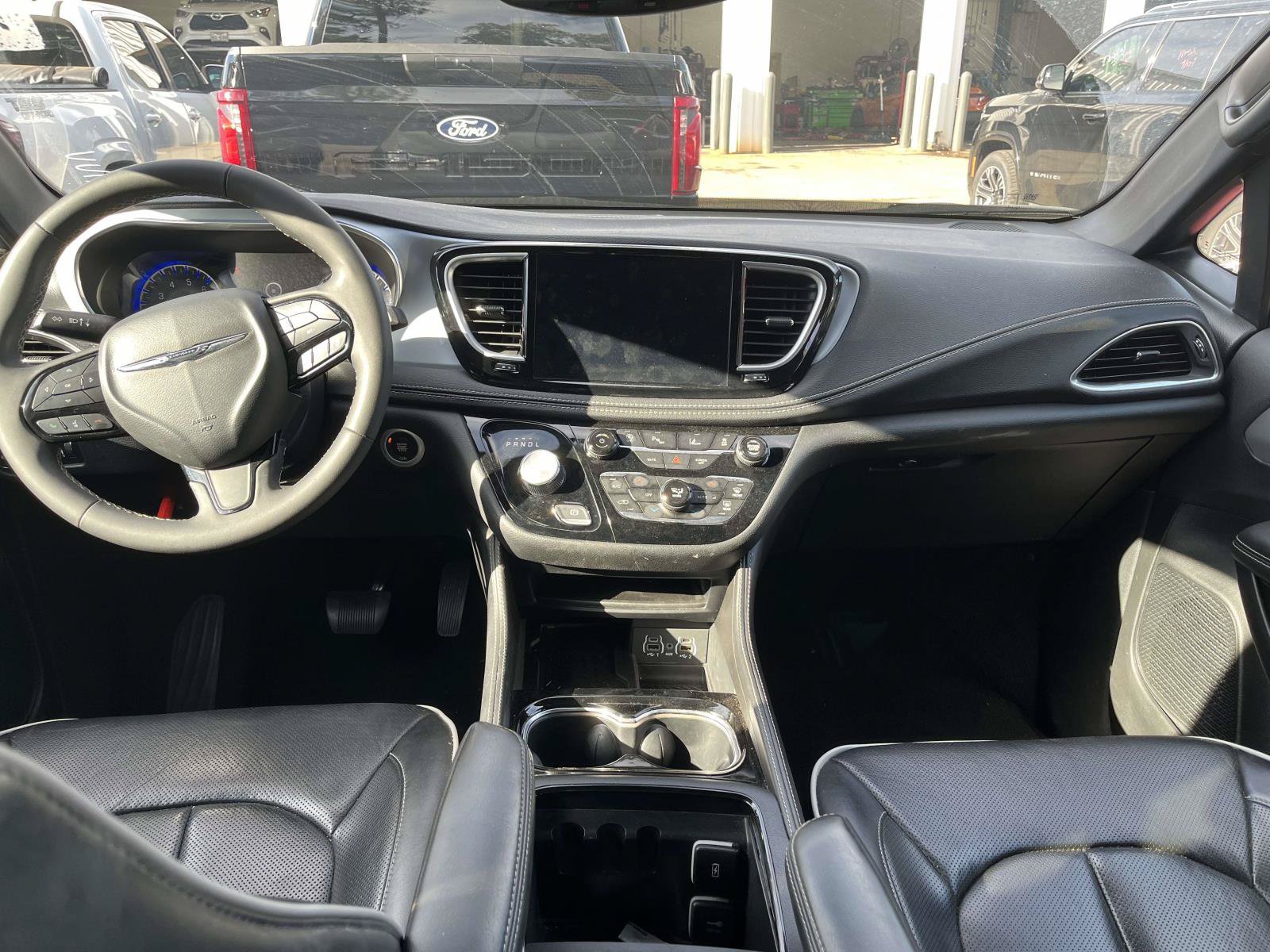 Used 2025 Chrysler Pacifica Limited FWD image 7