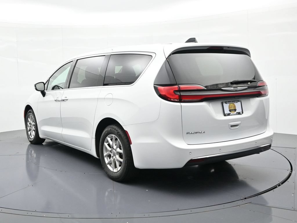 Used 2024 Chrysler Pacifica Touring-L FWD image 8