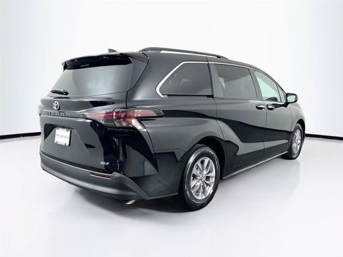 Certified 2026 Toyota Sienna XLE FWD image 2