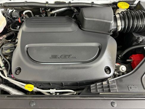 Used 2024 Chrysler Pacifica Touring-L image 38