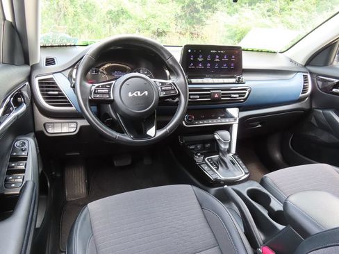 Certified 2023 Kia Seltos S w/ Navigation Package AWD/4WD image 5