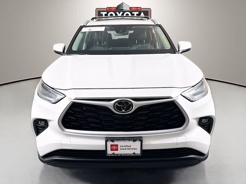 Certified 2022 Toyota Highlander XLE image 2