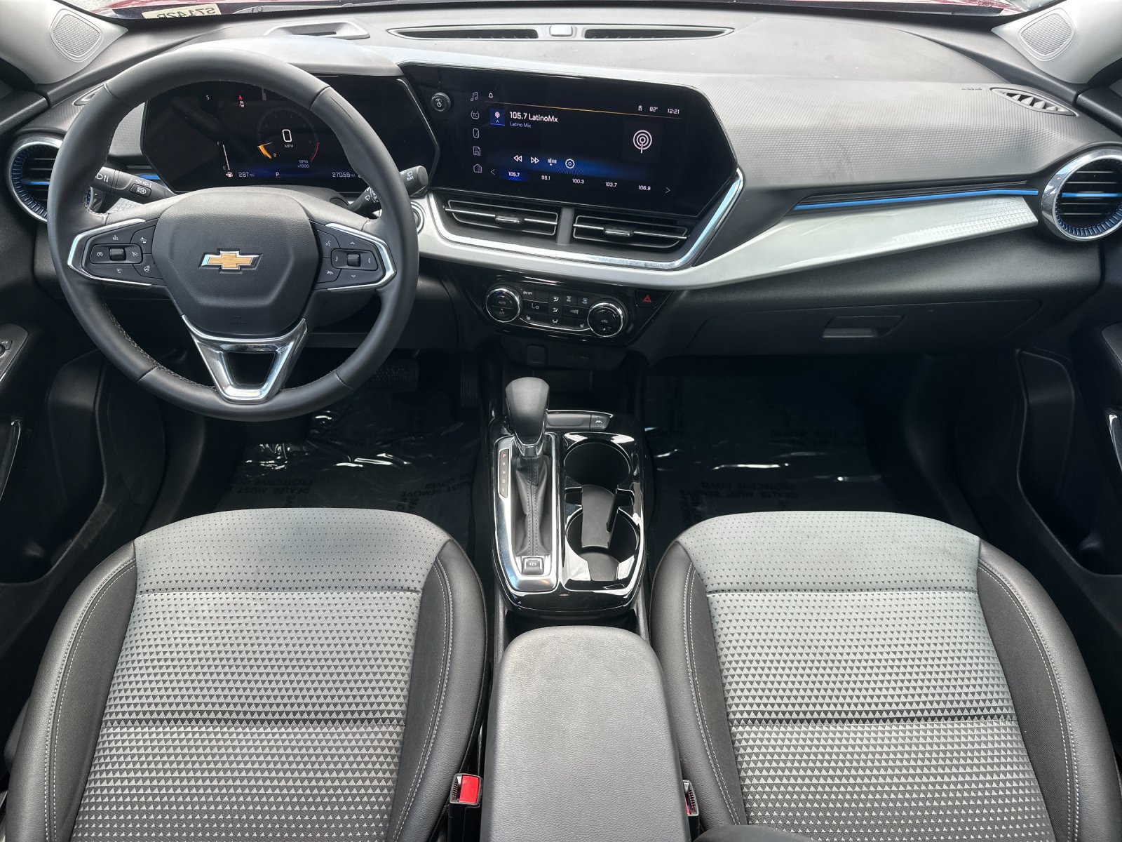 Used 2025 Chevrolet Trax LT w/ LT Convenience Package FWD image 13