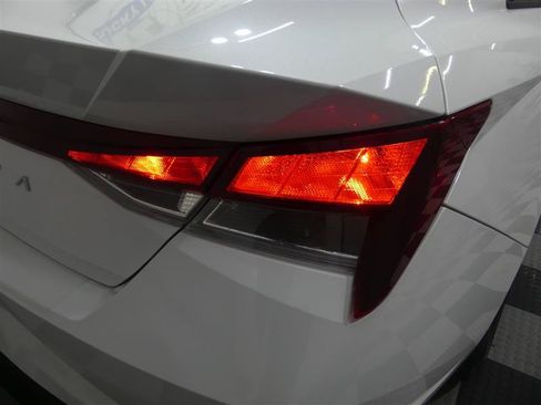 Used 2022 Hyundai Elantra SEL FWD image 15