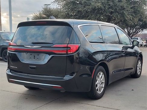 Certified 2024 Chrysler Pacifica Touring-L image 4