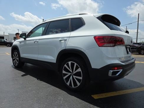 Certified 2024 Volkswagen Taos SE FWD image 5